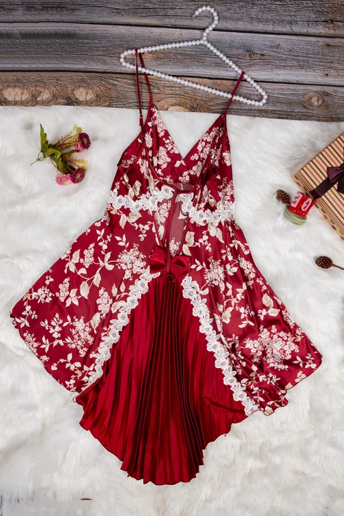 قميص نوم لانجري نسائي قطعتين ساتان مشجر  مع دانتيل أبيض من الصدر ومن الخلف فيونكة وكسرات