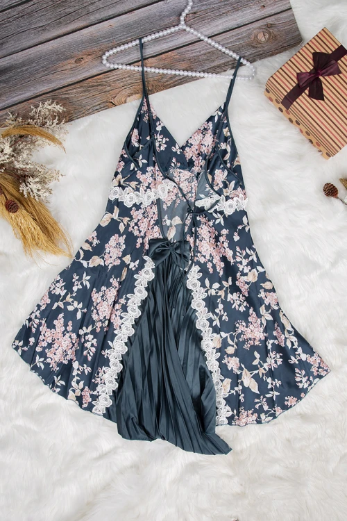 قميص نوم لانجري نسائي قطعتين ساتان مشجر  مع دانتيل أبيض من الصدر ومن الخلف فيونكة وكسرات