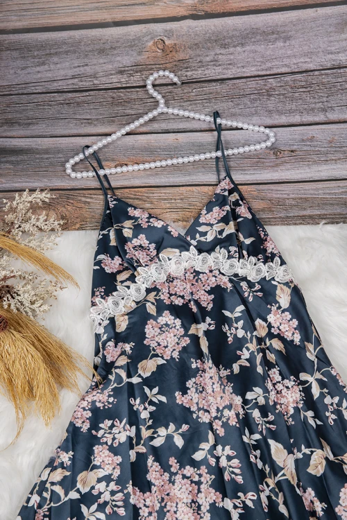 قميص نوم لانجري نسائي قطعتين ساتان مشجر  مع دانتيل أبيض من الصدر ومن الخلف فيونكة وكسرات