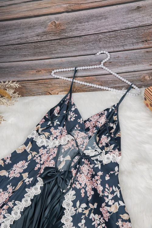 قميص نوم لانجري نسائي قطعتين ساتان مشجر  مع دانتيل أبيض من الصدر ومن الخلف فيونكة وكسرات