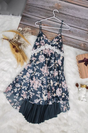 قميص نوم لانجري نسائي قطعتين ساتان مشجر  مع دانتيل أبيض من الصدر ومن الخلف فيونكة وكسرات