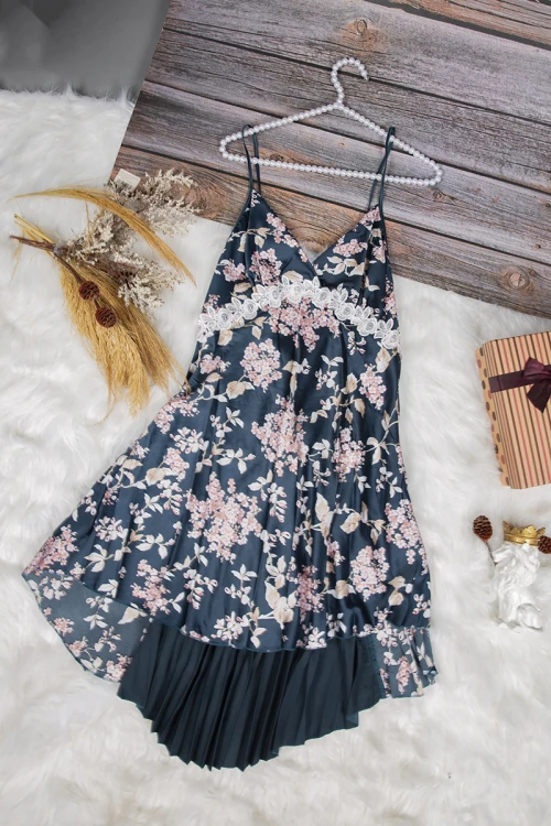 قميص نوم لانجري نسائي قطعتين ساتان مشجر  مع دانتيل أبيض من الصدر ومن الخلف فيونكة وكسرات