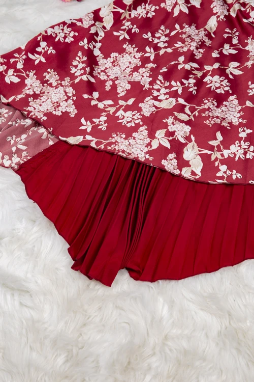 قميص نوم لانجري نسائي قطعتين ساتان مشجر  مع دانتيل أبيض من الصدر ومن الخلف فيونكة وكسرات