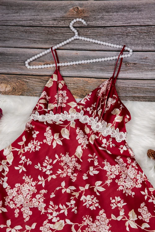 قميص نوم لانجري نسائي قطعتين ساتان مشجر  مع دانتيل أبيض من الصدر ومن الخلف فيونكة وكسرات