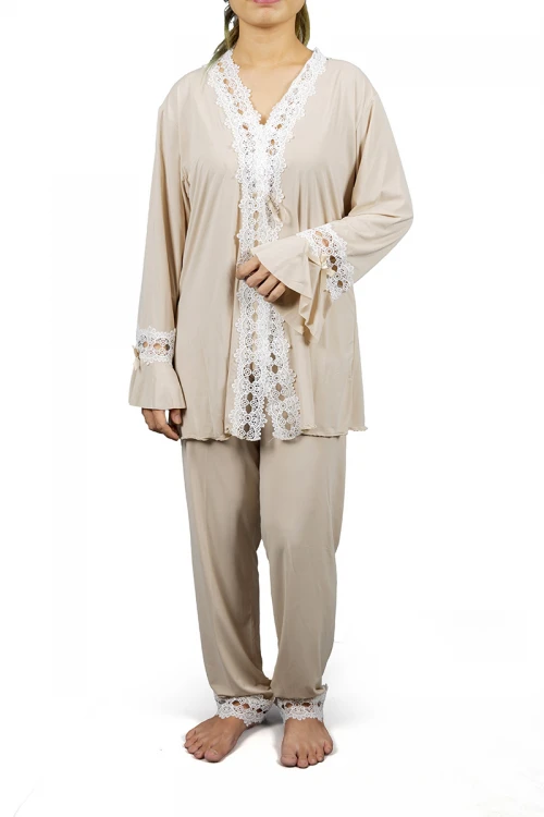 بيجاما نوم لانجري نسائي ثلاث قطع  بتطريز دانتيل أبيض من أطراف الصدر و الأكمام والبنطلون  