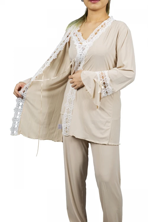 بيجاما نوم لانجري نسائي ثلاث قطع  بتطريز دانتيل أبيض من أطراف الصدر و الأكمام والبنطلون  