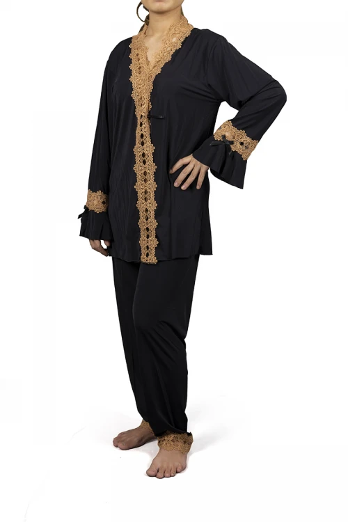 بيجاما نوم لانجري نسائي ثلاث قطع  بتطريز دانتيل أبيض من أطراف الصدر و الأكمام والبنطلون  