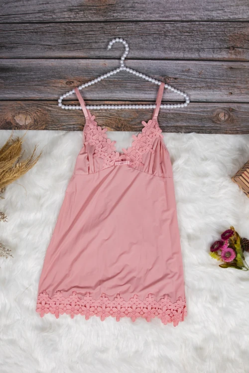 قميص نوم لانجري نسائي ثلاث قطع بتطريز دانتيل من الصدر و الأطراف 