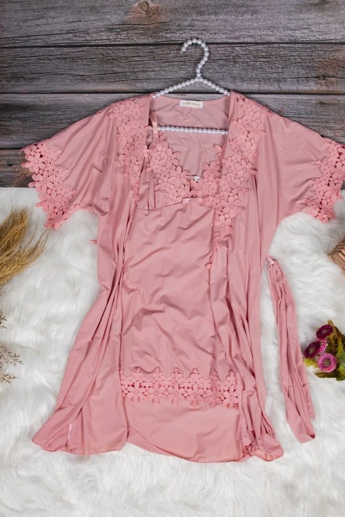 قميص نوم لانجري نسائي ثلاث قطع بتطريز دانتيل من الصدر و الأطراف 