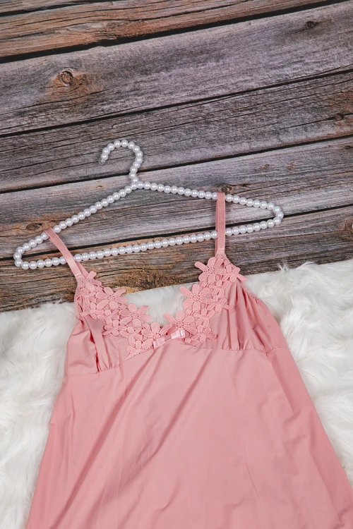 قميص نوم لانجري نسائي ثلاث قطع بتطريز دانتيل من الصدر و الأطراف 