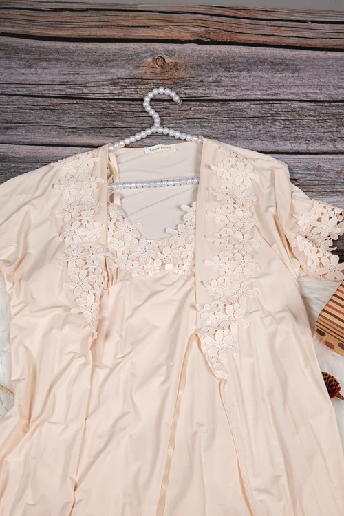 قميص نوم لانجري نسائي ثلاث قطع بتطريز دانتيل من الصدر و الأطراف 