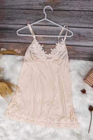 قميص نوم لانجري نسائي ثلاث قطع بتطريز دانتيل من الصدر و الأطراف 