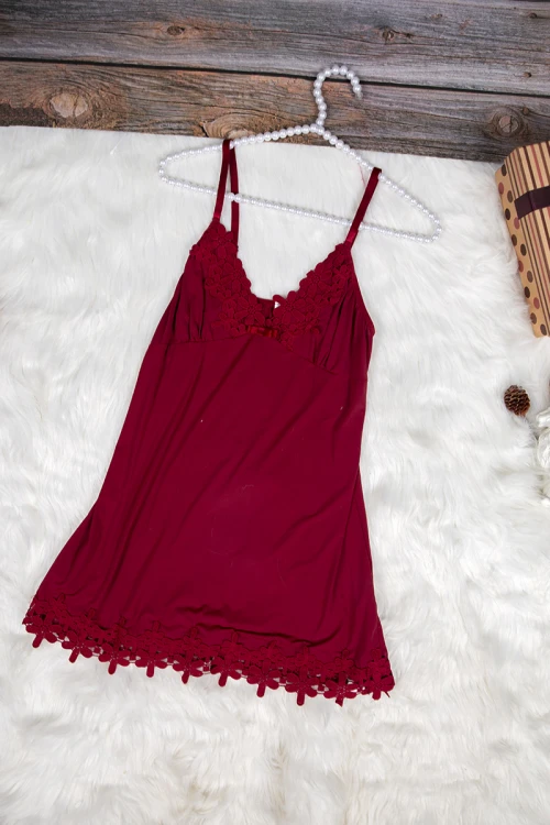 قميص نوم لانجري نسائي ثلاث قطع بتطريز دانتيل من الصدر و الأطراف 