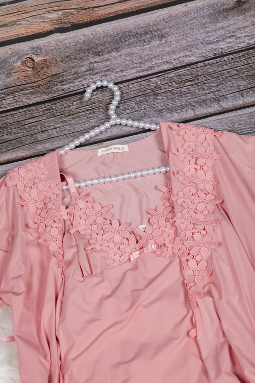 قميص نوم لانجري نسائي ثلاث قطع بتطريز دانتيل من الصدر و الأطراف 