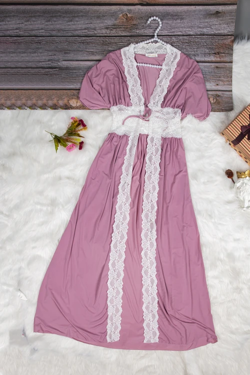 قميص نوم لانجري نسائي ثلاث قطع ساتان مع دانتيل أبيض روب خارجي طويل و قطعتين داخلي 