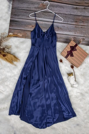 قميص نوم لانجري نسائي قصير قطعتين قماش ساتان مع دانتيل من الصدر و فتحات من الجوانب 