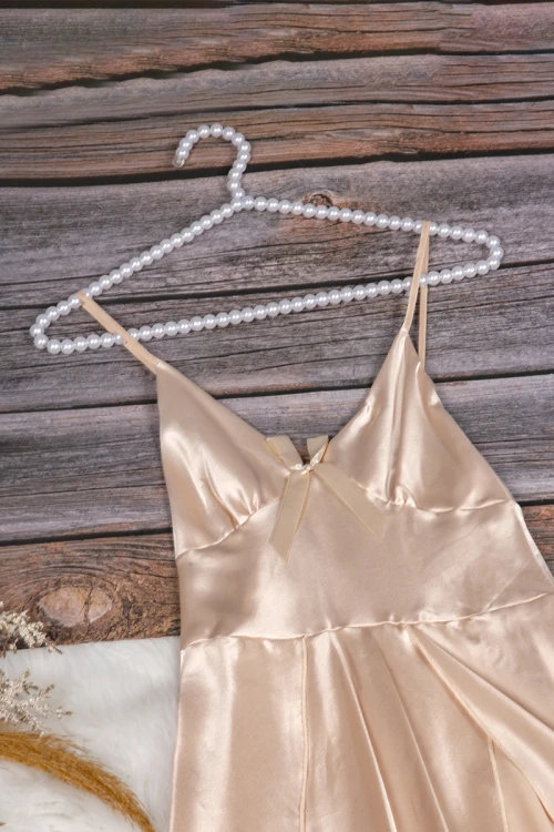 قميص نوم لانجري نسائي قصير قطعتين قماش ساتان مع دانتيل من الصدر و فتحات من الجوانب 