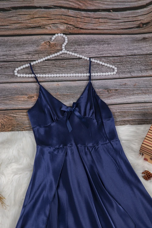 قميص نوم لانجري نسائي قصير قطعتين قماش ساتان مع دانتيل من الصدر و فتحات من الجوانب 