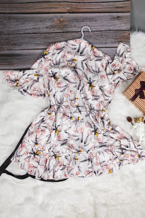 قميص نوم لانجري نسائي قصير ناعم ثلاث قطع قماش ساتان سادة مع مشجر 