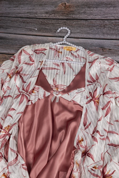 قميص نوم لانجري نسائي قصير ناعم ثلاث قطع قماش ساتان سادة مع مشجر 