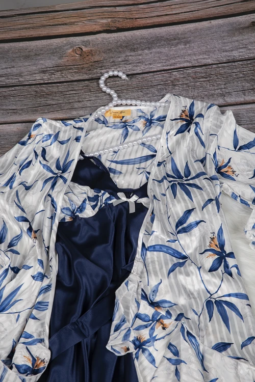 قميص نوم لانجري نسائي قصير ناعم ثلاث قطع قماش ساتان سادة مع مشجر 