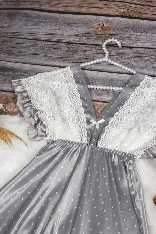 قميص نوم لانجري نسائي قصير ناعم قماش ساتان منقط باللون الأبيض مع دانتيل من الصدر