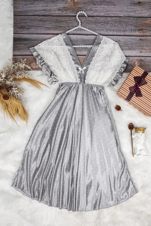 قميص نوم لانجري نسائي قصير ناعم قماش ساتان منقط باللون الأبيض مع دانتيل من الصدر