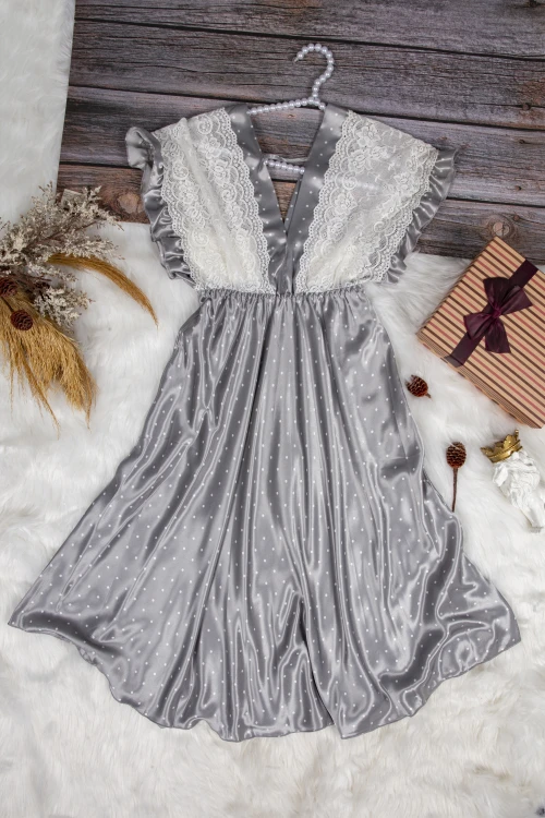 قميص نوم لانجري نسائي قصير ناعم قماش ساتان منقط باللون الأبيض مع دانتيل من الصدر