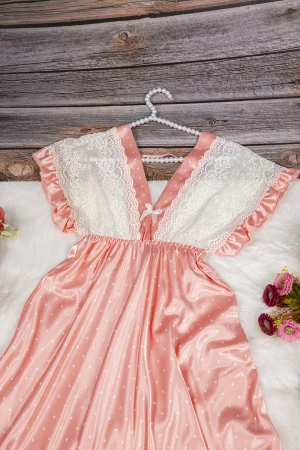 قميص نوم لانجري نسائي قصير ناعم قماش ساتان منقط باللون الأبيض مع دانتيل من الصدر