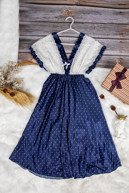 قميص نوم لانجري نسائي قصير ناعم قماش ساتان منقط باللون الأبيض مع دانتيل من الصدر