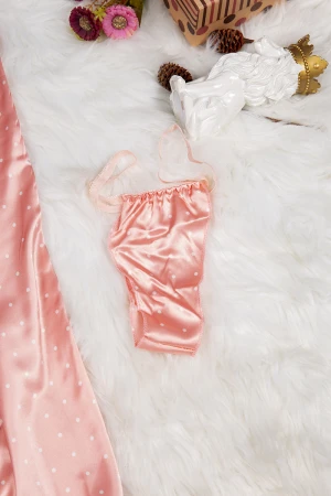 قميص نوم لانجري نسائي قصير ناعم قماش ساتان منقط باللون الأبيض مع دانتيل من الصدر