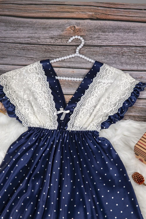 قميص نوم لانجري نسائي قصير ناعم قماش ساتان منقط باللون الأبيض مع دانتيل من الصدر