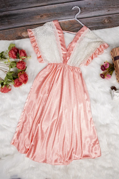 قميص نوم لانجري نسائي قصير ناعم قماش ساتان منقط باللون الأبيض مع دانتيل من الصدر