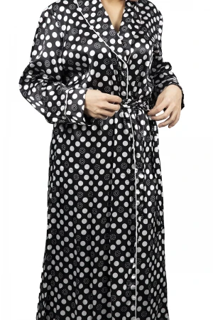 روب نوم لانجري قطعتين قماش ساتان لون أسود منقط أبيض أكمام طويلة ورباط على الخصر