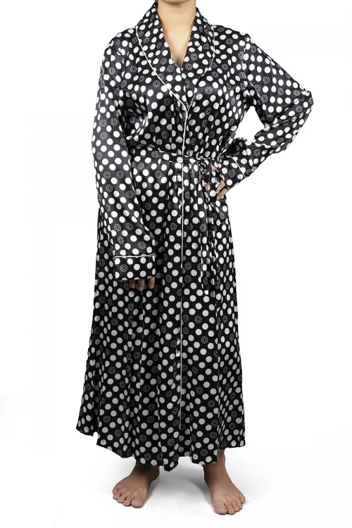 روب نوم لانجري قطعتين قماش ساتان لون أسود منقط أبيض أكمام طويلة ورباط على الخصر