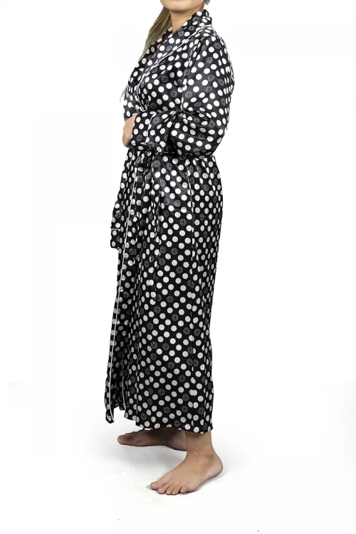 روب نوم لانجري قطعتين قماش ساتان لون أسود منقط أبيض أكمام طويلة ورباط على الخصر