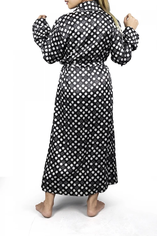 روب نوم لانجري قطعتين قماش ساتان لون أسود منقط أبيض أكمام طويلة ورباط على الخصر