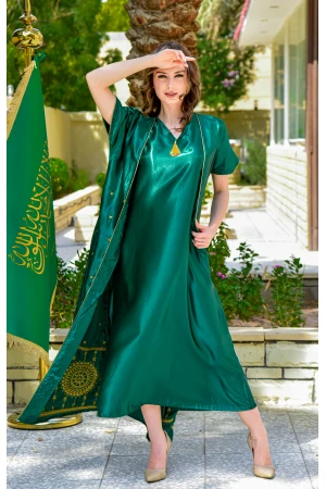 جلابية نسائي أنيقة قطعتين لون أخضر قماش لامع بأكمام قصيرة و أطراف مطرزة باللون الذهبي من الأسفل
