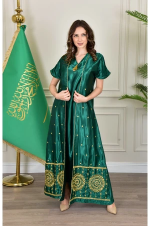 جلابية نسائي أنيقة قطعتين لون أخضر قماش لامع بأكمام قصيرة و أطراف مطرزة باللون الذهبي من الأسفل
