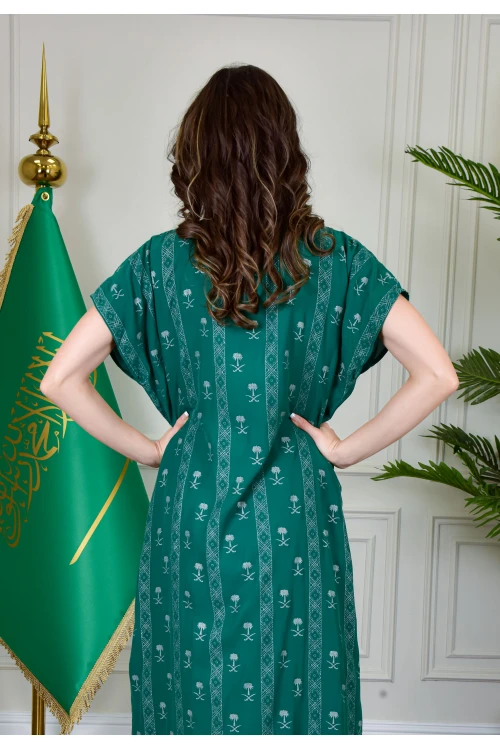 بشت وطني نسائي أنيق لون أخضر قماش شيفون بأطراف مطرزة باللون الذهبي أكمام قصيرة و مفتوح برباط من الأمام