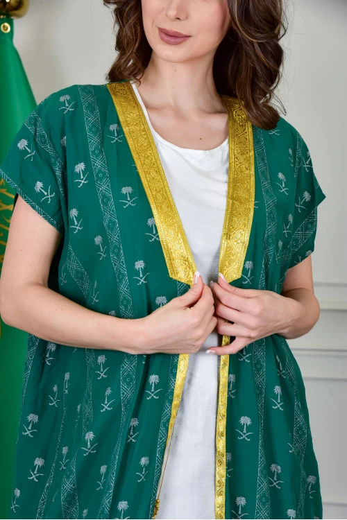 بشت وطني نسائي أنيق لون أخضر قماش شيفون بأطراف مطرزة باللون الذهبي أكمام قصيرة و مفتوح برباط من الأمام