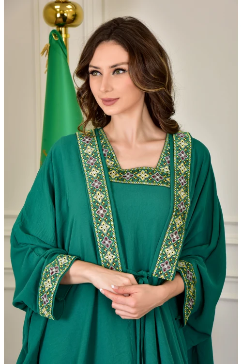 جلابية نسائي أنيقة قطعتين لون أخضر بأطراف مطرزة باللون الذهبي على الصدر و الأكمام الطويلة و برباط من الأمام