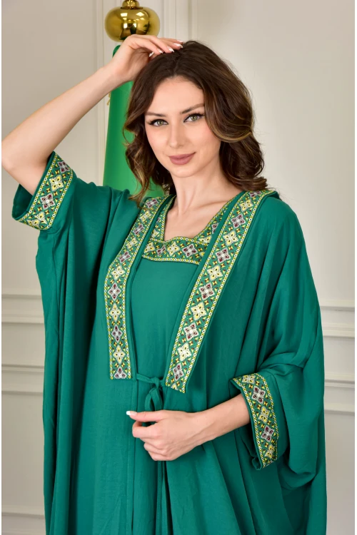 جلابية نسائي أنيقة قطعتين لون أخضر بأطراف مطرزة باللون الذهبي على الصدر و الأكمام الطويلة و برباط من الأمام
