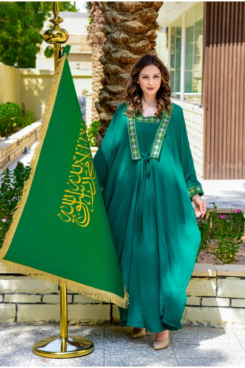 جلابية نسائي أنيقة قطعتين لون أخضر بأطراف مطرزة باللون الذهبي على الصدر و الأكمام الطويلة و برباط من الأمام