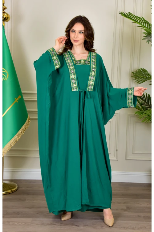 جلابية نسائي أنيقة قطعتين لون أخضر بأطراف مطرزة باللون الذهبي على الصدر و الأكمام الطويلة و برباط من الأمام