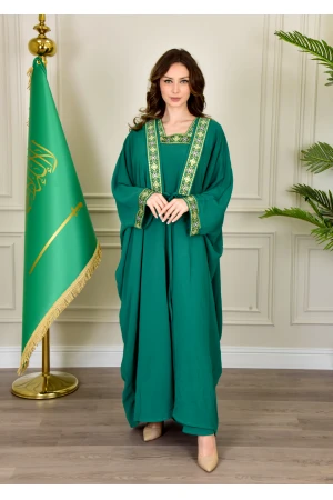 جلابية نسائي أنيقة قطعتين لون أخضر بأطراف مطرزة باللون الذهبي على الصدر و الأكمام الطويلة و برباط من الأمام