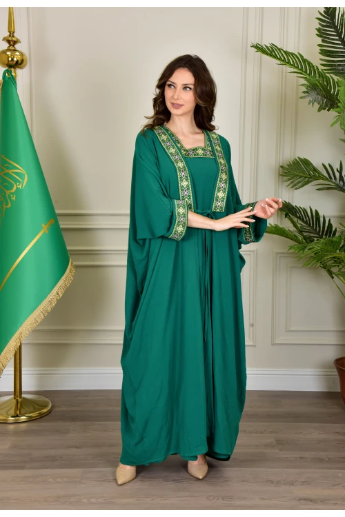 جلابية نسائي أنيقة قطعتين لون أخضر بأطراف مطرزة باللون الذهبي على الصدر و الأكمام الطويلة و برباط من الأمام