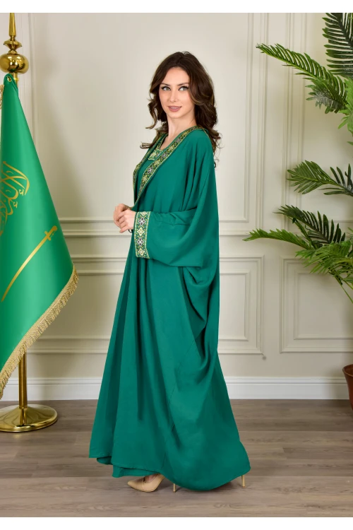 جلابية نسائي أنيقة قطعتين لون أخضر بأطراف مطرزة باللون الذهبي على الصدر و الأكمام الطويلة و برباط من الأمام