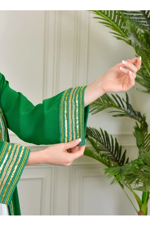 بشت وطني نسائي أنيق لون أخضر قماش شيفون بأطراف مطرزة باللون الفضي أكمام قصيرة و مفتوح برباط من الأمام