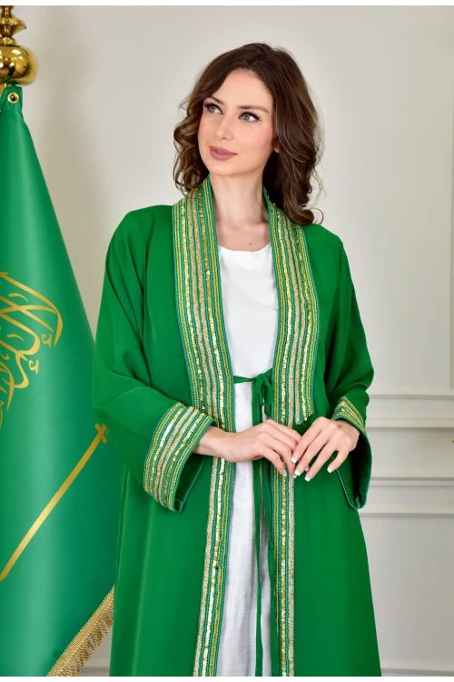 بشت وطني نسائي أنيق لون أخضر قماش شيفون بأطراف مطرزة باللون الفضي أكمام قصيرة و مفتوح برباط من الأمام